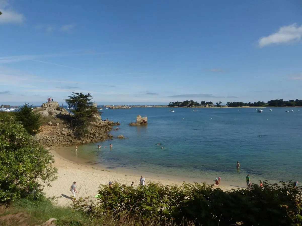 Nice Holiday Home Near The Beach Penvénan