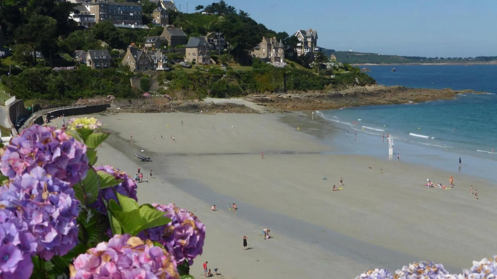 Nice Holiday Home Near The Beach Penvénan 0*,  Frankreich